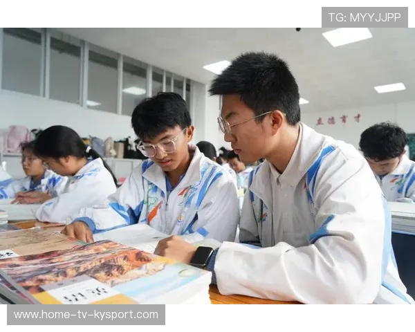 考生跑步进场显积极备考态度,西南大学招聘热度高,西南大学跑步代替游泳怎么考